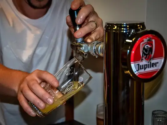 Geniet van een vers biertje van de tap