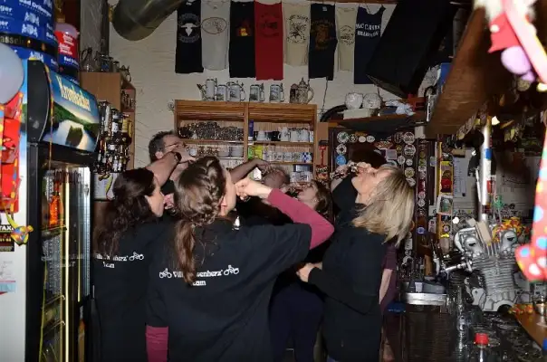 De crew en bar van Villa Löwenherz De crew en bar van Villa Löwenherz