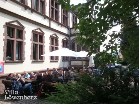 Gezellig wat drinken op het terras bij Villa Löwenherz Gezellig wat drinken op het terras bij Villa Löwenherz