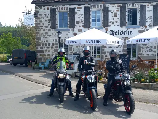 Klaar om te gaan motorrijden in het Sauerland vanuit Gasthof Feische Klaar om te gaan motorrijden in het Sauerland vanuit Gasthof Feische