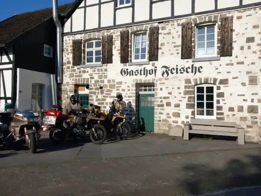 Motorrijders bij Gasthof Feische Motorrijders bij Gasthof Feische