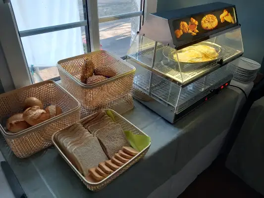 Heerlijke broodjes 's ochtends bij het ontbijt Heerlijke broodjes 's ochtends bij het ontbijt