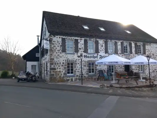Het terras waar je heerlijk kunt zitten na een dag motorrijden Het terras waar je heerlijk kunt zitten na een dag motorrijden