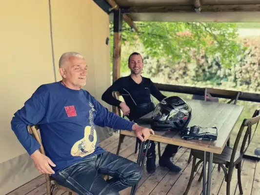 Genieten na een dag motorrijden bij de tent