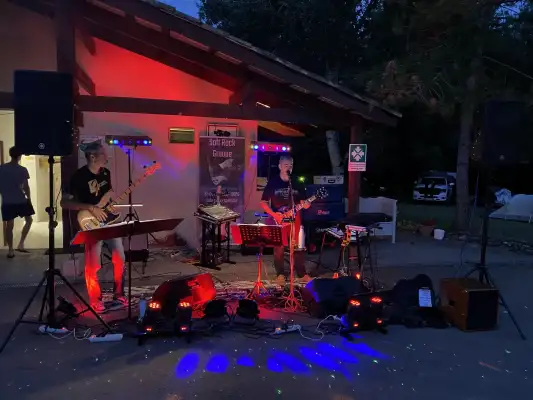 Live muziek in de avond bij Le Camping Moto