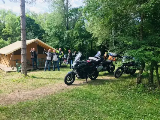 Een huurtent met motorrijders