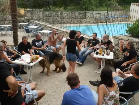 Gezellig wat drinken na een dag motorrijden bij Camping Moto Rendezvous