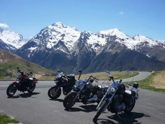 Prachtig motorrijden met zicht op de hoge toppen van de Pyreneeën Prachtig motorrijden met zicht op de hoge toppen van de Pyreneeën