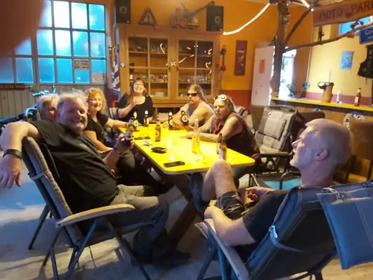 Gezellig wat drinken na een dag motorrijden Gezellig wat drinken na een dag motorrijden