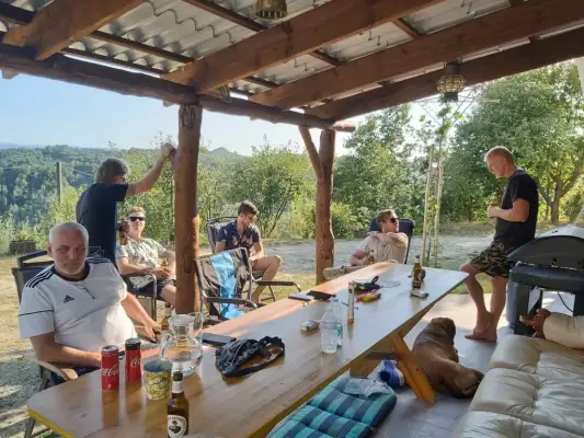 Buiten wat drinken onder de overkapping Buiten wat drinken onder de overkapping