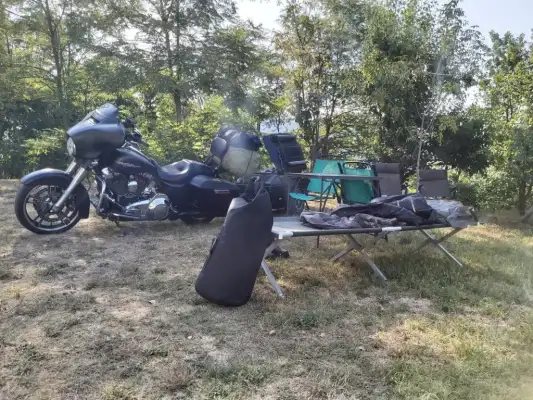 Op de motorcamping is plek voor 2 tenten Op de motorcamping is plek voor 2 tenten