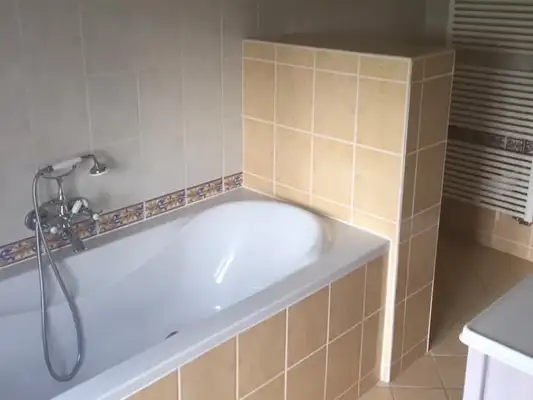 Badkamer met ligbad bij B&B De Mersken
