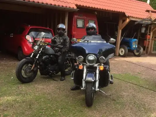 Overdekt parkeren van de motoren bij B&B De Mersken