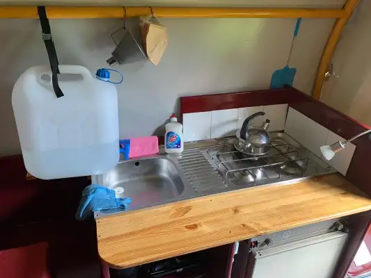 De keuken in de huifkar