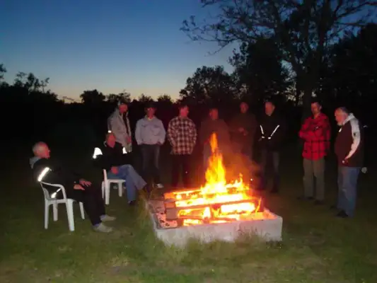 Gezellig rondom het kampvuur bij Motorcamping 't Witveen