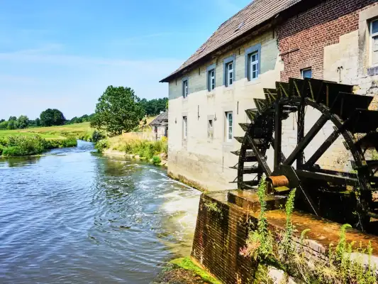 Een watermolen in het Limburgse landschap Een watermolen in het Limburgse landschap