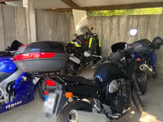 Plek genoeg voor motoren bij Hostellerie Horst Plek genoeg voor motoren bij Hostellerie Horst