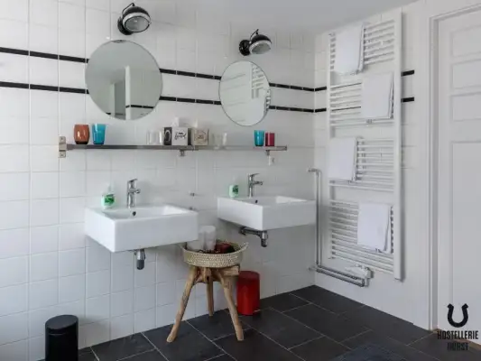 Het sanitair van de kamer Het sanitair van de kamer